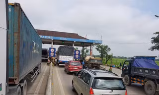 Nhân viên BOT Cầu Rác từ chối bán vé vì tài xế dùng tiền xu