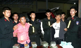 Bắt 2 đối tượng chở 30 bánh heroin, 6.000 viên ma túy tổng hợp 