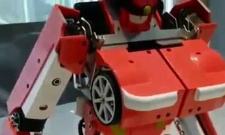 Robot biến hình bước ra từ 'Transformer'