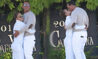 Jennifer Lopez và bồ trẻ hôn đắm đuối, quấn quýt không rời