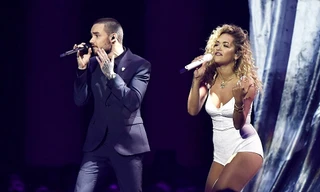 Rita Ora mặc bó sát hát nhạc phim '50 sắc thái' bên trai trẻ