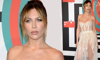 Mỹ nhân 4 con diện đầm xuyên thấu khoe đường cong siêu mẫu