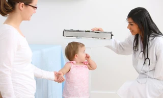 Làm sao tăng chiều cao cho con khi bố mẹ thấp?