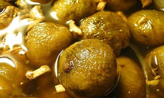 Uống nước trái sấu giải nhiệt ngày nóng