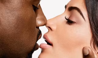 Vợ chồng Kim Kardashian nồng nàn, tình tứ