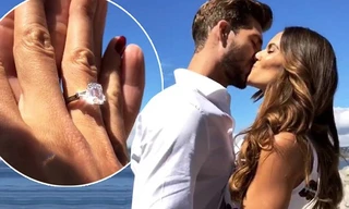 Quên sầu World Cup, thủ môn tuyển Đức cầu hôn mỹ nhân nội y