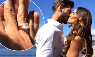 Quên sầu World Cup, thủ môn tuyển Đức cầu hôn mỹ nhân nội y