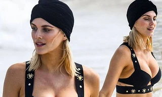 Người đẹp Ashley James nảy nở tròn đầy trên biển Tây Ban Nha