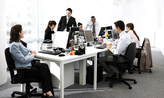 Dân văn phòng ngồi thế nào để không hại cột sống?