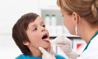 Phòng và chữa viêm họng cấp khi thời tiết thay đổi