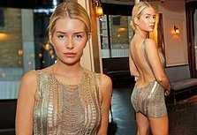 Em gái siêu mẫu Kate Moss chuộng mốt váy 'rèm cửa' táo bạo