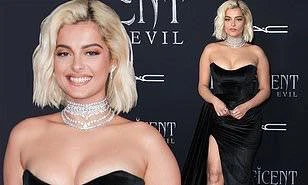 Nữ ca sĩ Mỹ tròn đầy nóng bỏng với đầm cúp ngực xẻ cao