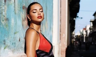 Nhan sắc yêu kiều, dáng vóc hoàn hảo của Adriana Lima