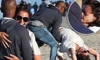 Vợ cũ Tom Cruise hôn say đắm bạn trai hơn 11 tuổi bên bờ biển