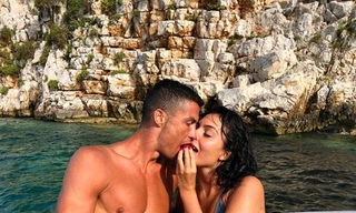 Sau thất bại World Cup, Ronaldo 'giải sầu' cùng bồ nóng bỏng