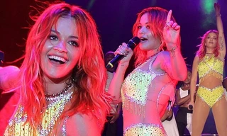 Rita Ora mặc trang phục như bikini lên sân khấu