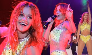 Rita Ora mặc trang phục như bikini lên sân khấu
