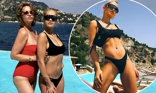 Mẹ Rita Ora U60 diện áo tắm quyến rũ ‘đọ sắc’ con gái