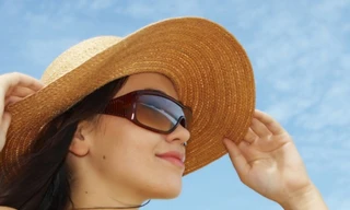 Bạn nên đeo kính râm, đội mũ rộng vành để bảo vệ mắt. Ảnh: H.W. 