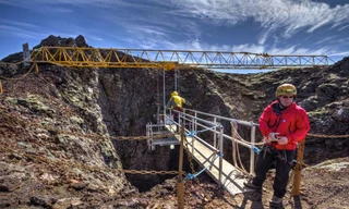 Liều mình khám phá lòng núi lửa 