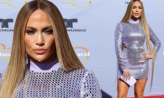 Jennifer Lopez bốc lửa với váy ôm siêu ngắn