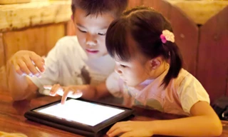 Cách giám sát trẻ chơi máy tính bảng