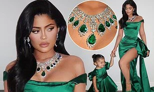 Kylie Jenner diện váy 'hàng thửa' xẻ cao tôn ngực nảy nở