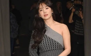 Song Hye Kyo vai trần gợi cảm tại tuần lễ thời trang London