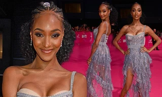 Siêu mẫu Anh quốc mặc quyến rũ nhưng lộ phụ kiện nhạy cảm