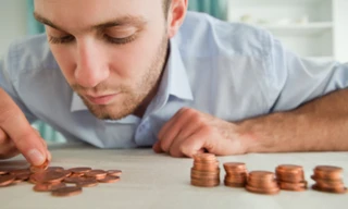 Chồng ghi sổ việc chi tiêu của vợ