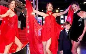 Alessandra Ambrosio rạng ngời bên tượng sáp siêu gợi cảm của chính mình