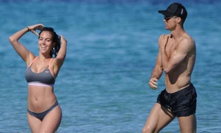 Cristiano Ronaldo và bạn gái Georgina ngọt ngào ở biển