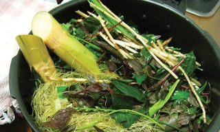 Nấu nước 'hạ hỏa' giải khát mùa hè theo kiểu dân gian