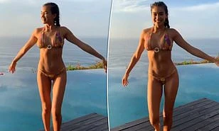 Người đẹp lai cao 1m80 Kelly Gale nóng bỏng ở Bali