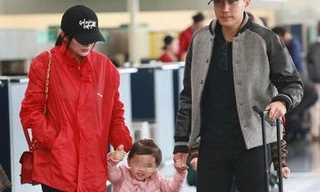 Vợ chồng Dương Mịch cùng con gái hạnh phúc ở sân bay