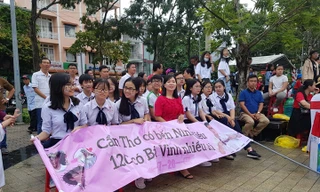 Sôi nổi điểm cầu Olympia Cần Thơ: Đội mưa cổ vũ Nguyễn Bá Vinh