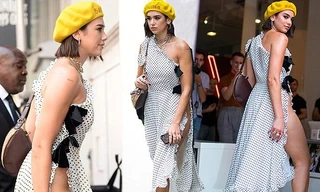 'Quên' nội y, ca sĩ người Anh táo bạo với váy siêu xẻ xuống phố