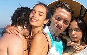 Cậu cả nhà Beckham tình tứ bạn gái hơn tuổi trên biển