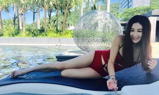 51 tuổi, 'Đát Kỷ' Ôn Bích Hà tự tin diện áo tắm nóng bỏng