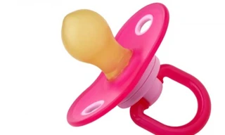 Chọn và sử dụng núm vú giả đúng cách cho bé