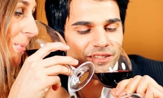 Bối rối vì bị quý bà hơn tuổi… gạ tình