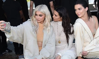 Chị em nhà Kim Kardashian đọ sắc hút hồn khi đi xem thời trang