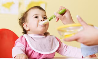 Những dấu hiệu bé sẵn sàng ăn dặm