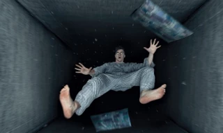 Nhiều người khi bắt đầu ngủ thường giật mình vì gặp ảo giác cơ thể bị rơi xuống. Ảnh minh họa: SW 