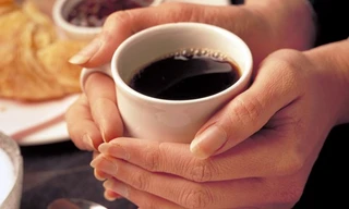 Phụ nữ uống nhiều cà phê khiến ngực teo tóp
