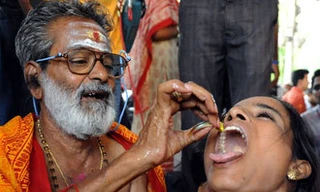 Kỳ quặc phương thuốc nuốt cá sống để chữa hen suyễn