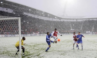 Đá bóng trên tuyết nguy hiểm thế nào với cầu thủ?