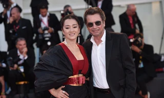 Củng Lợi gợi cảm với đầm tôn ngực, sánh đôi chồng 71 tuổi ở LHP Venice