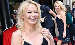'Quả bom gợi cảm' Pamela Anderson ngoài ngũ tuần vẫn rực lửa