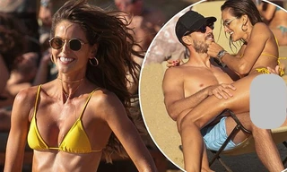 Thủ môn Đức diễn 'cảnh nóng' với hôn thê trên biển